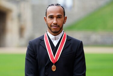 Lewis Hamilton recibe el título de Caballero en Windsor