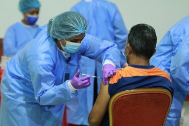Docentes y administrativos del campus de la Universidad de Panamá reciben la primera dosis contra el coronavirus