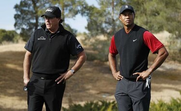 Mickelson le gana el duelo a Woods