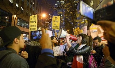 Protestan en NY contra participación de Trump en 'Saturday Night Live'