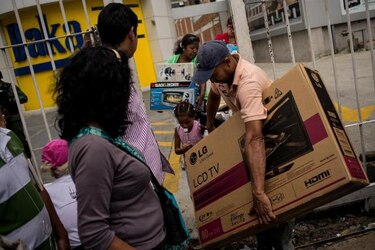 Venezolanos cazan gangas tras 'toma' de tiendas