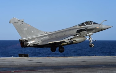 Aparatos de portaaviones francés inician misiones en Siria e Irak