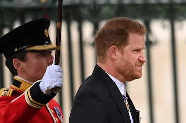El príncipe Enrique, presente en la abadía para la coronación de Carlos III, sin su esposa e hijos 