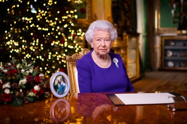 ‘No están solos’, afirma a los británicos la reina Isabel II