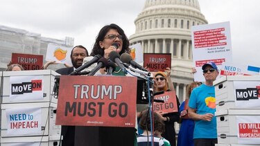 Presentan más de 10 millones de firmas para pedir destitución de Trump