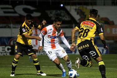 Cobresal, un modesto equipo minero, es el líder del fútbol chileno