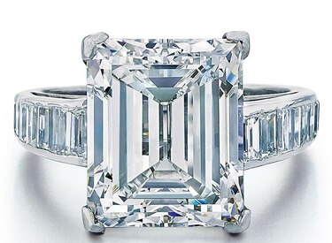 Subastan anillo de Trump y su segunda esposa