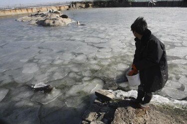 China emite alerta por hielo en dos mares en el norte del país
