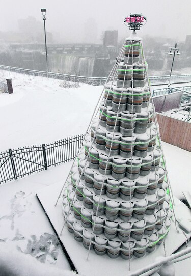 Árbol navideño hecho de barriles