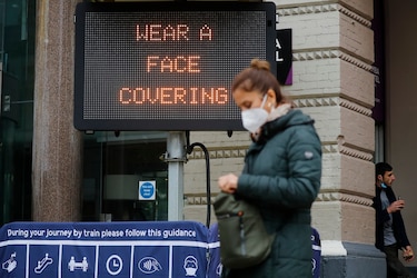 Reuniones entre amigos y parientes, prohibidas en Inglaterra por la pandemia