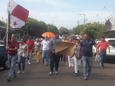 Docentes del colegio Padre Segundo Familiar Cano protestan para reclamar nombramientos de personal 