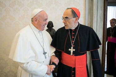 Papa Francisco rechaza renuncia de cardenal Barbarin y enfurece a las víctimas de pederastia