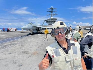 Diputados y Mayer Mizrachi aterrizan en el portaaviones USS Nimitz y conocen su operación 