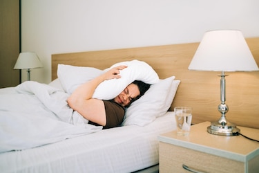 Por qué no deberías obsesionarte con dormir 8 horas y otros 3 consejos de salud de Chris y Xand van Tulleken, los médicos gemelos de la BBC