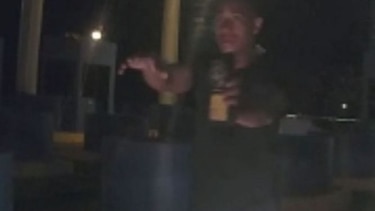 Investigan caso de policía que mostraba su placa para detener a conductores en el corredor Norte