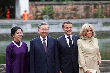 Macron pide no perder el tiempo con las acusaciones que recibe en las redes sociales
