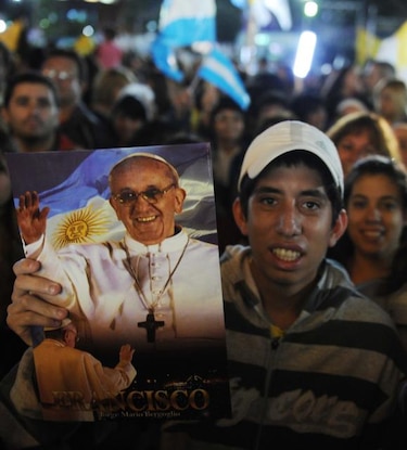 Una multitud participa en vigilia en Bueno Aires por el papa Francisco