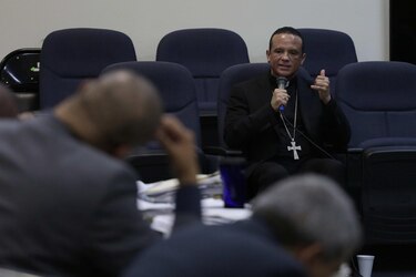 Obispo salvadoreño declarará en juicio contra Funes por pacto de pandillas