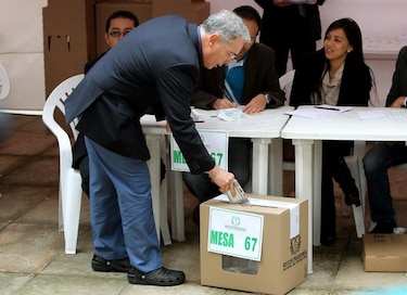Uribe denuncia al votar amenazas de las FARC contra seguidores de Zuluaga