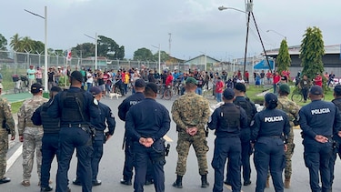 Gobierno y trabajadores del banano cierran jornada sin consenso; conversaciones siguen este martes