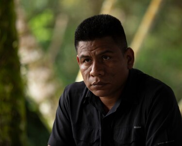 Los pueblos empapados de pobreza que caminan entre montañas ricas en oro y cobre