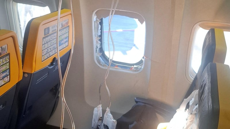 ‘Si morimos, morimos juntos’: habla la esposa del hombre que estuvo a punto de ser succionado por la ventanilla de un avión