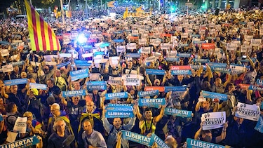 Pese a fallo, catalanes insisten en la secesión