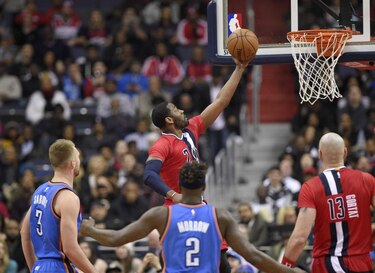Leonard guía magistralmente a los Spurs en triunfo sobre Pacers
