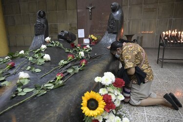 Salvadoreños lamentan impunidad en asesinato de arzobispo Óscar Romero
