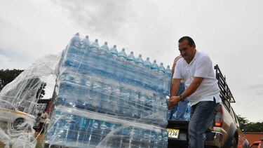 Gobierno ordena la compra de 20 mil cajas de botellas de agua