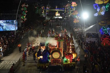 Carros alegóricos y bandas musicales, en el desfile navideño de la cinta costera 