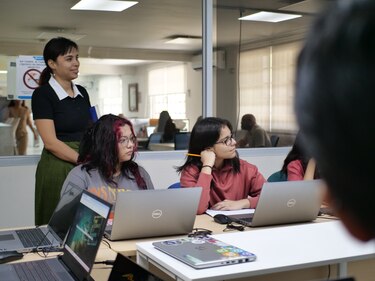 Jóvenes panameñas exploran la ciencia aeroespacial en campamento de datos geoespaciales