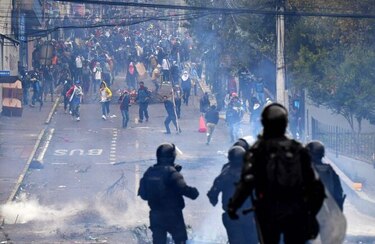 Policías desalojan a indígenas del Congreso ecuatoriano