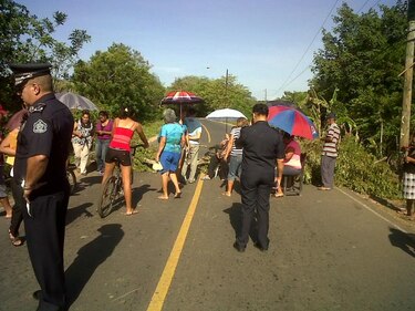Residentes de Villa Bonita y La Rabelo cierran vía en Los Santos