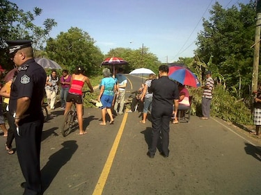 Residentes de Villa Bonita y La Rabelo cierran vía en Los Santos