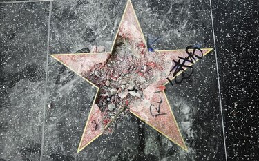 Un hombre fue arrestado por vandalizar la estrella de Trump en el Paseo de la Fama