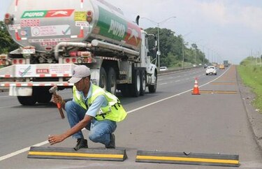 Colocan 150 resaltos para evitar que conductores usen los hombros de la autopista