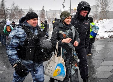 Más de 170 detenidos en Rusia durante protestas contra conflicto en Ucrania