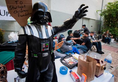 A una semana del estreno de Star Wars, fanáticos acampan en cine de Los Ángeles