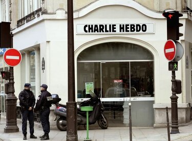 ‘Nada justifica una condena a muerte’, dice diario Charlie Hebdo tras ataque a Salman Rushdie
