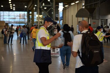 Personal operativo y policía del Metro vigilarán que se cumpla con el uso del protector facial a partir del lunes