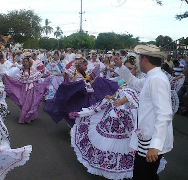 400 agentes policiales en el desfile de Las Mil Polleras