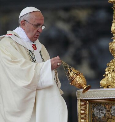 El Papa dice que debe pensar en una conversión del papado