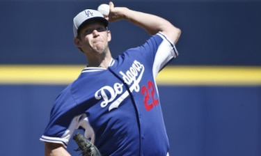 Kershaw recibe pelotazo en el rostro, pero siguió lanzando