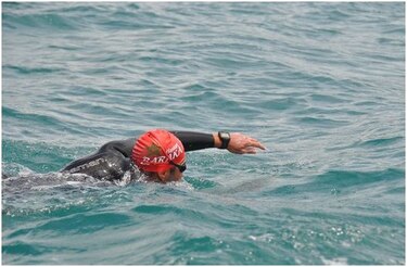 Atleta marroquí logra unir los cinco continentes a nado