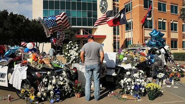 Estados Unidos conmocionado por matanza de policías tras semana de furia racial