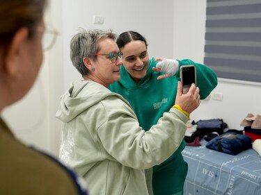 Las tres rehenes liberadas ya están en Israel y son recibidas por sus madres