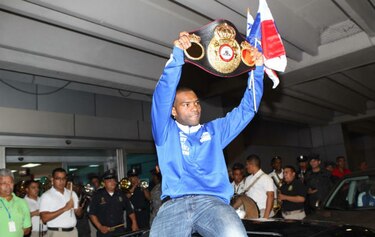 Caluroso y emotivo recibimiento para el supercampeón, Jezreel Corrales