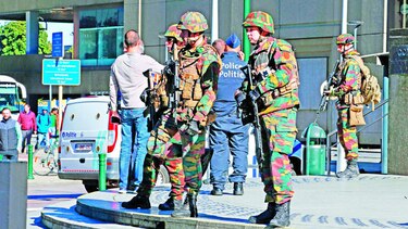 Dos policías heridos en posible ataque terrorista