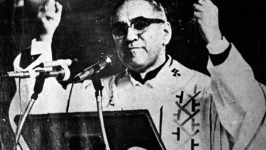 Iglesia invita al papa a celebrar los 100 años de Romero